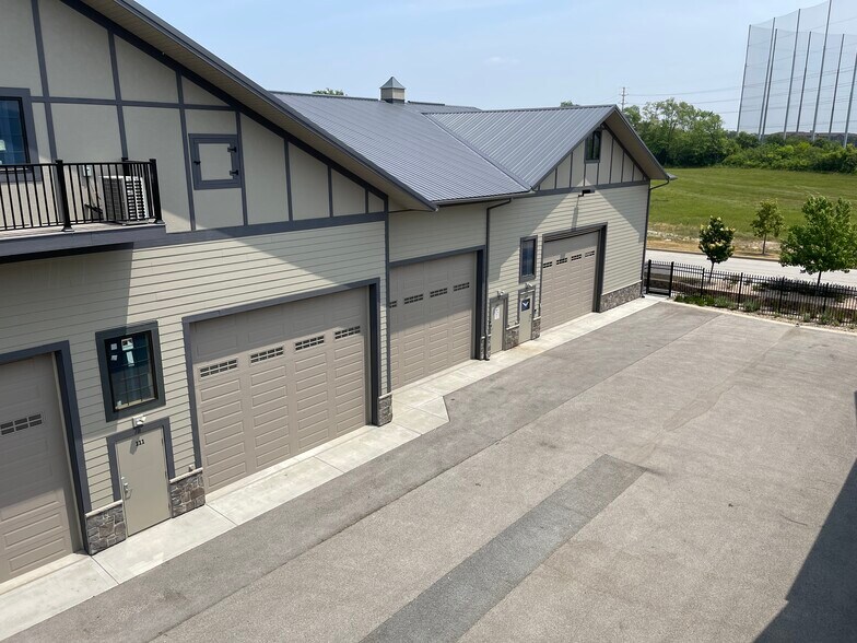 More Photos Of 2220 Ferry Rd, Naperville Showroom For Sale