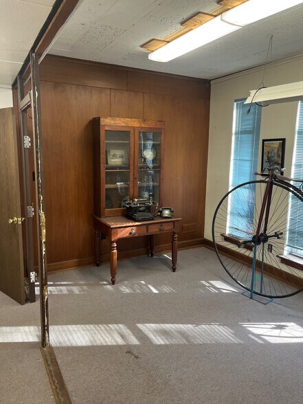 More Photos Of 735 Park Dr, Alton Office For Sale