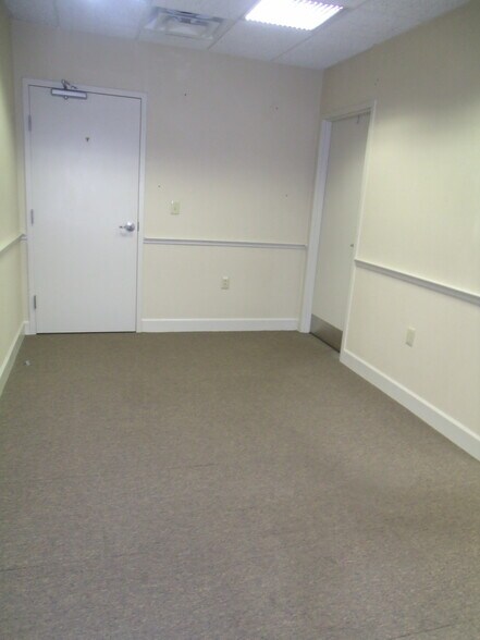 More Photos Of 411 Holmes St, Frankfort Light Distribution For Sale