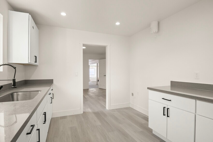 More Photos Of 91 5th Ave, Redwood City Showroom For Sale