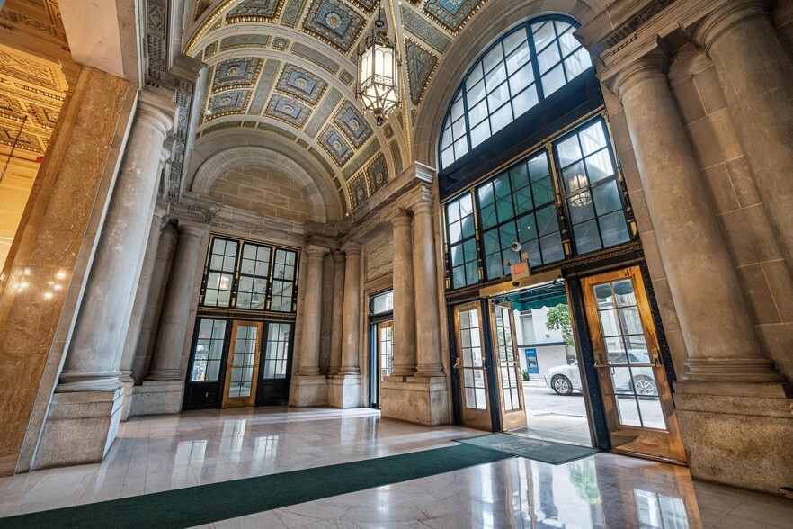 Primary Photo Of 25 SE 2nd Ave, Miami Office For Lease