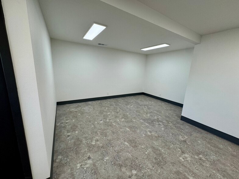 More Photos Of 4321 S Chestnut Ave, Fresno Warehouse For Lease