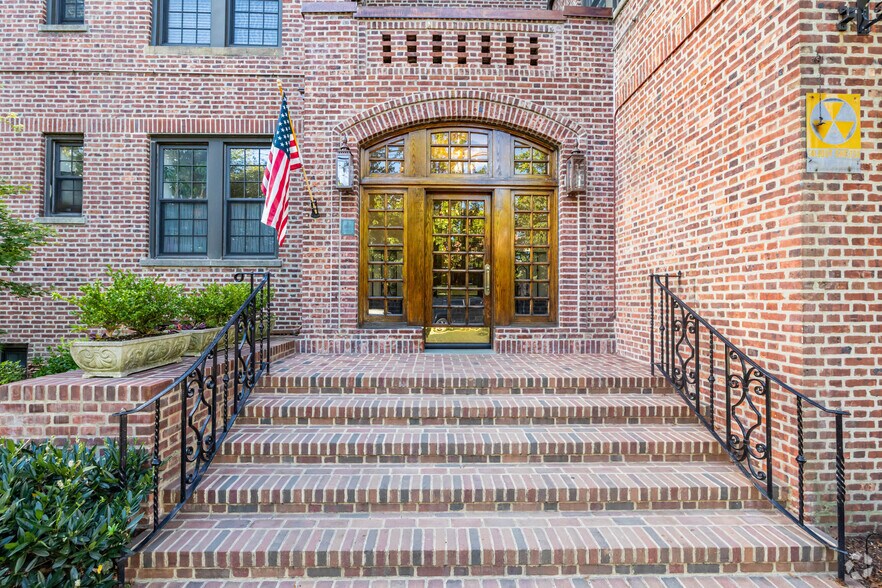 More Photos Of 6 Burns St, Forest Hills Apartments For Lease