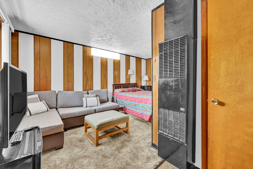 More Photos Of 44077 Oberlin Elyria Rd, Oberlin Hotel For Sale