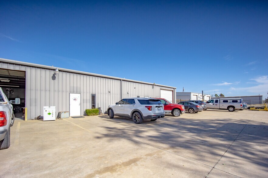 More Photos Of 319-323 NW 59th St, Oklahoma City Manufacturing For Sale