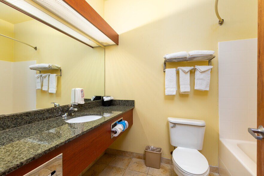 More Photos Of 550 SE Highway 101, Lincoln City Hotel For Sale