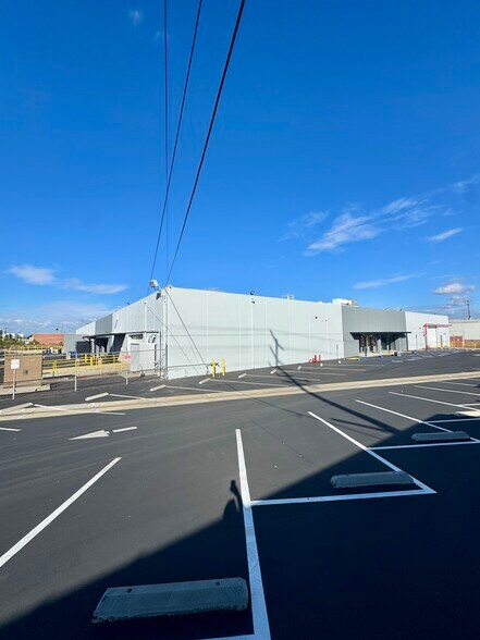 More Photos Of 1917-1921 E Mariposa Ave, El Segundo Warehouse For Lease