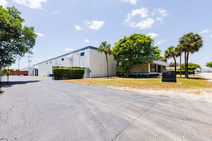 More Photos Of 5280 NW 165th St, Hialeah Warehouse For Lease