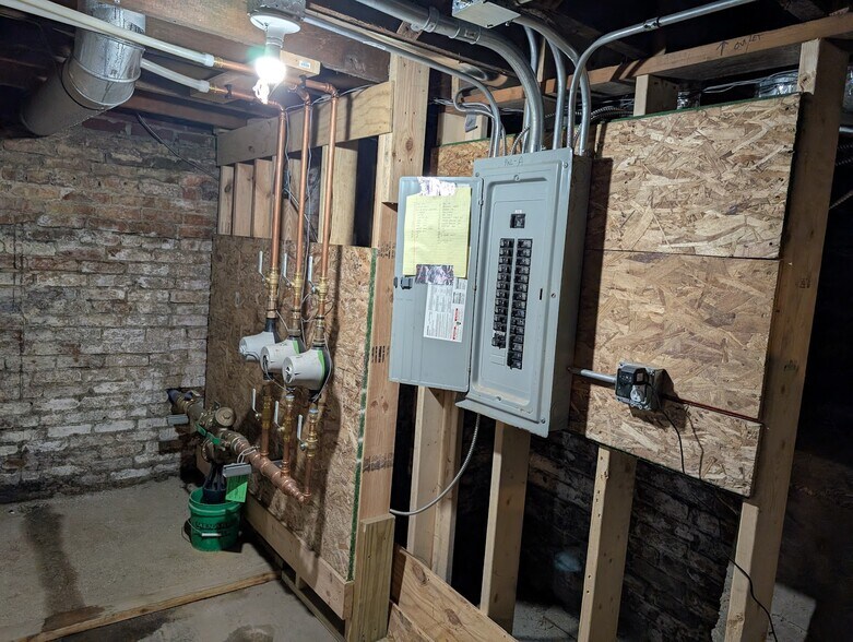 More Photos Of 518 W Main St, Kirkland Freestanding For Sale