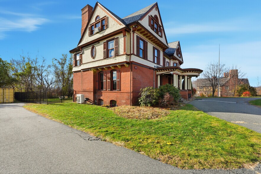 More Photos Of 270 Maple St, Springfield Hospitality For Sale