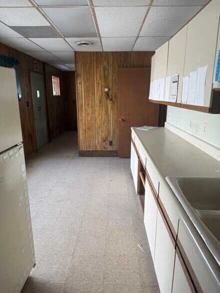 More Photos Of 22643 S Chrysler Dr, Hazel Park Veterinarian Kennel For Lease
