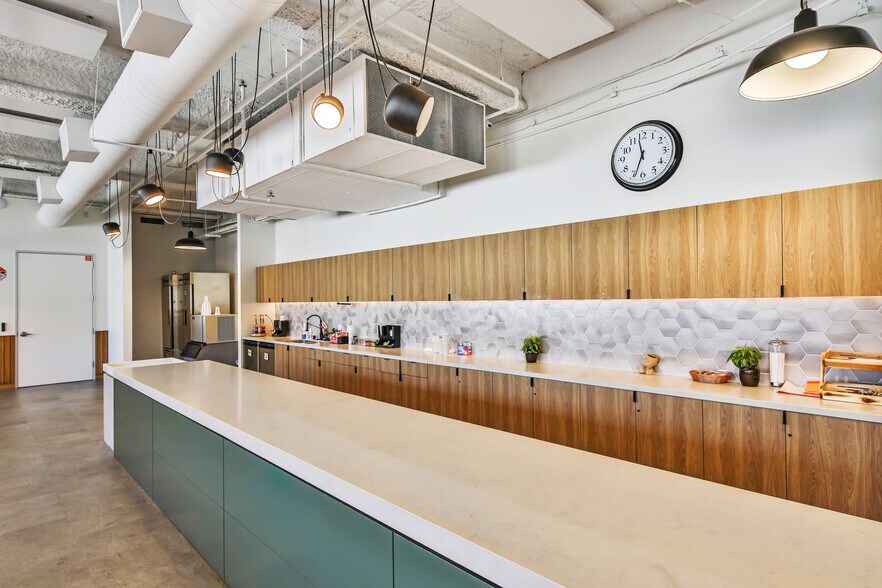 More Photos Of 6922 Hollywood Blvd, Los Angeles Office For Lease