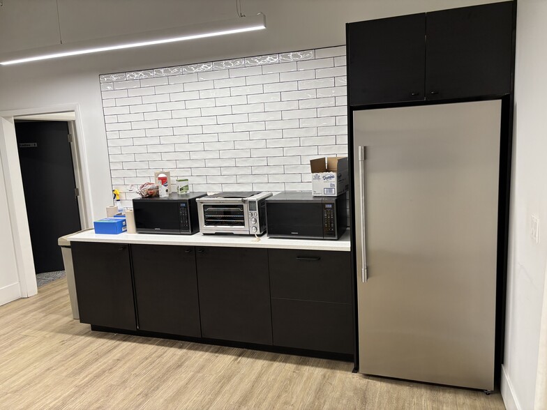 More Photos Of 3632-3652 N Cicero Ave, Chicago Showroom For Sale