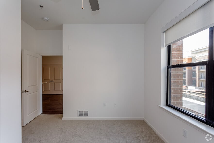 More Photos Of 10401 College Blvd, Overland Park Apartments For Lease