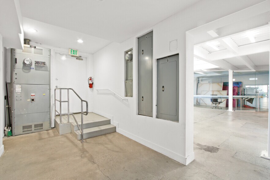 More Photos Of 165-171 S Robertson Blvd, Beverly Hills Storefront For Lease