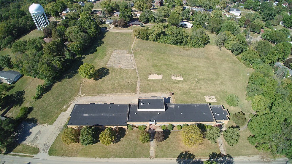 Primary Photo Of 1850 S Bluff Blvd, Clinton Schools For Sale
