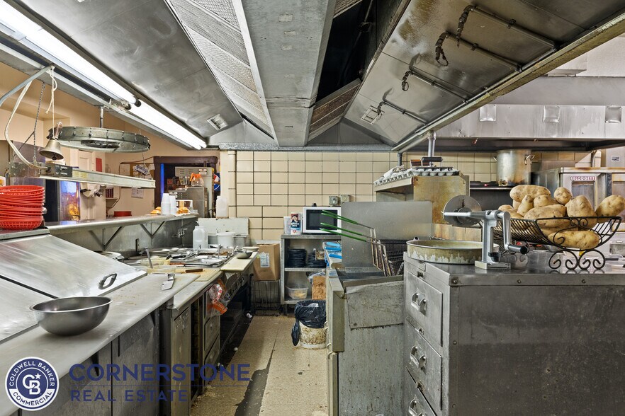 More Photos Of 628 E Richards St, Douglas Hotel For Sale