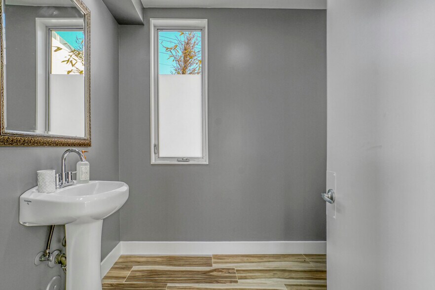 More Photos Of 328 Lincoln Blvd, Venice Storefront Retail Residential For Sale