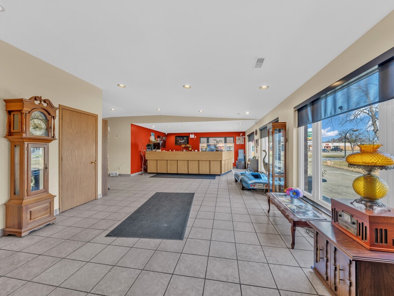 More Photos Of 2889 Howard Av, Windsor Hotel For Sale