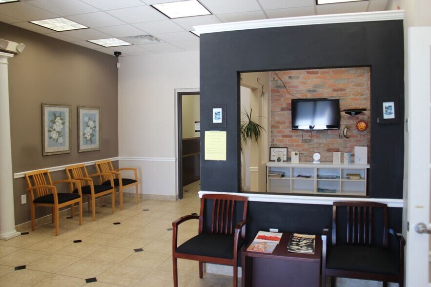 More Photos Of 20311 Mack Ave, Grosse Pointe Office For Lease