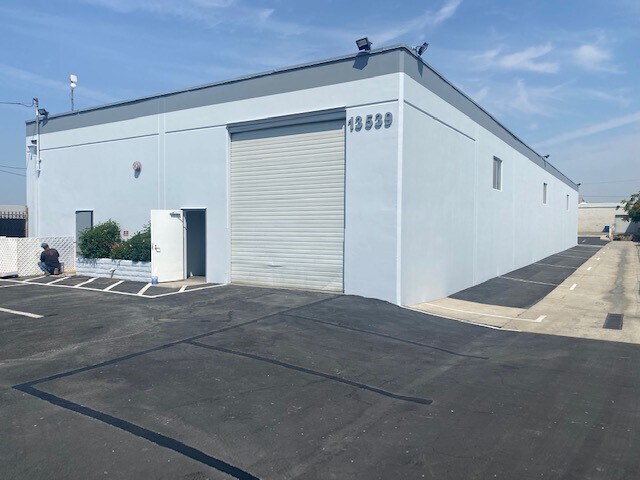 More Photos Of 13539 Desmond St, Pacoima Manufacturing For Lease