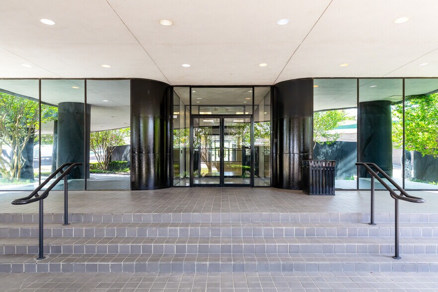 More Photos Of 11811 North Freeway, Houston Office For Lease