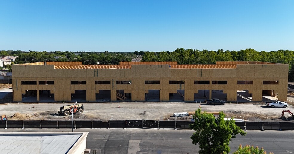 More Photos Of 535 & 575 Harvest Park Dr, Brentwood Light Distribution For Lease