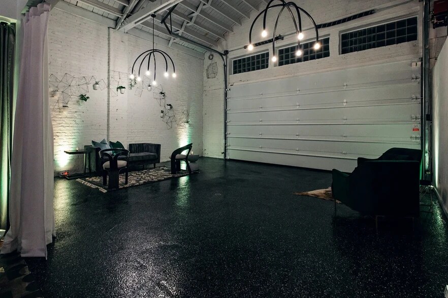 More Photos Of 3146 W Chicago Ave, Chicago Showroom For Sale