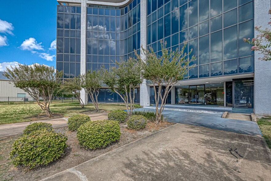 More Photos Of 6100 Corporate Dr, Houston Office For Sale