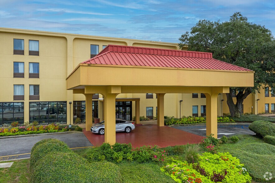 More Photos Of 11 Ashley Point Dr, Charleston Hotel For Sale