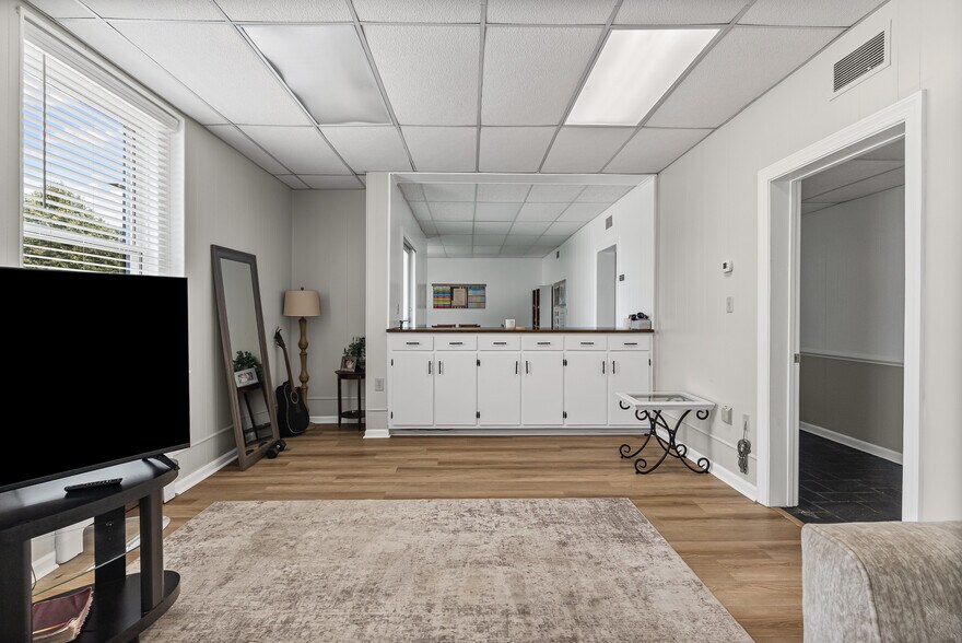 More Photos Of 525 7th St, Altavista Office For Sale