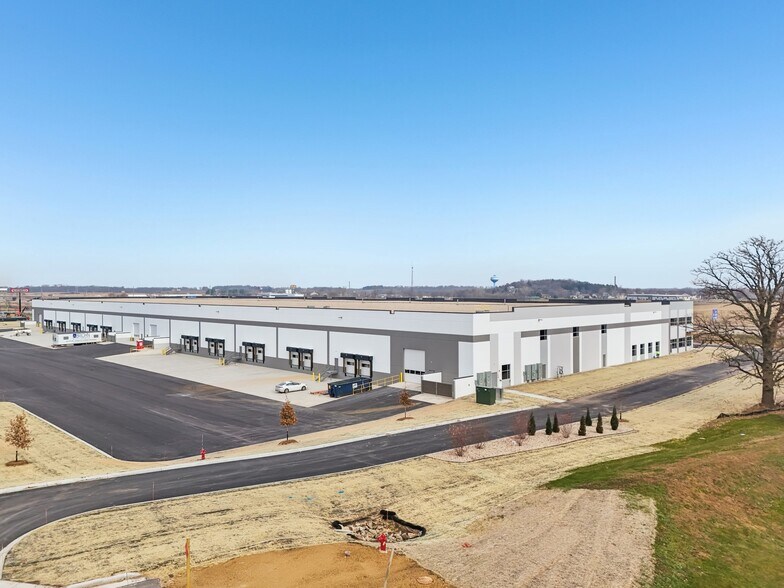 More Photos Of 4940 Cake Pky, Deforest Warehouse For Lease
