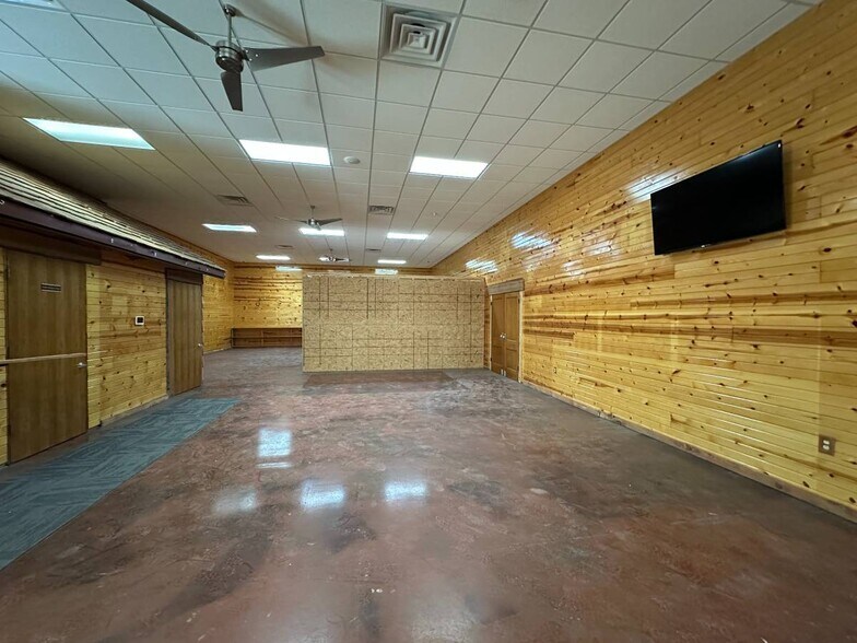 More Photos Of 111 Walnut Ln, Colona Warehouse For Lease
