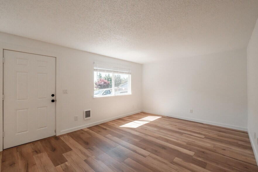 More Photos Of 175 NE Fern Ct, Dallas Apartments For Sale