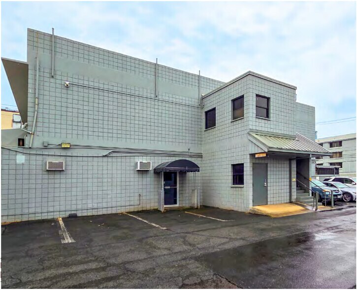 More Photos Of 930 McCully St, Honolulu Storefront Retail Office For Lease