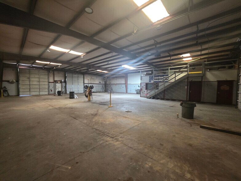 More Photos Of 1055 Park West Blvd, Greenville Warehouse For Sale