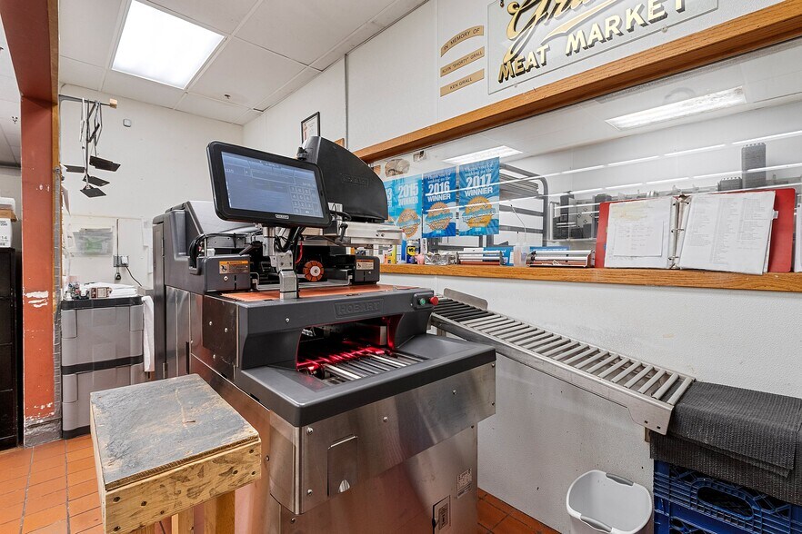 More Photos Of 2330 Menasha Ave, Manitowoc Supermarket For Sale