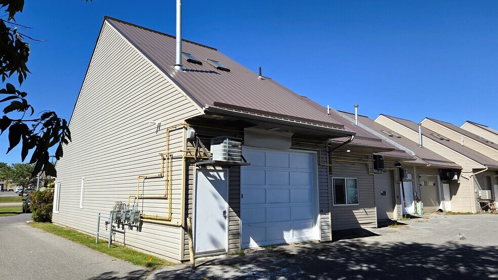 More Photos Of 1044-1058 Gardiners Rd, Kingston Office For Lease