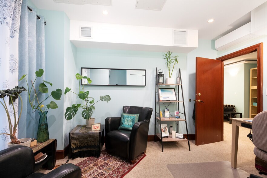 More Photos Of 3711-3763 Delbrook Ave, North Vancouver General Retail For Lease