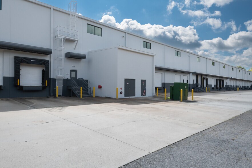 More Photos Of 460 Horizon Dr, Suwanee Warehouse For Lease