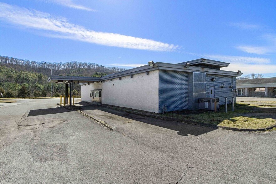 More Photos Of 1980 Oak Ridge Tpke, Oak Ridge Bank For Sale