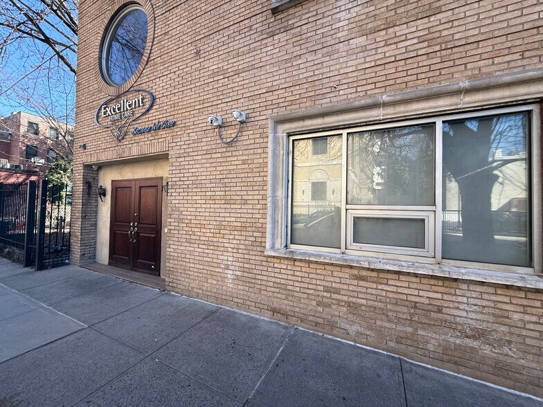 More Photos Of 305 Berry St, Brooklyn Apartments For Lease