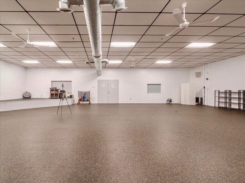 More Photos Of 465 W Commercial St, East Rochester Warehouse For Lease