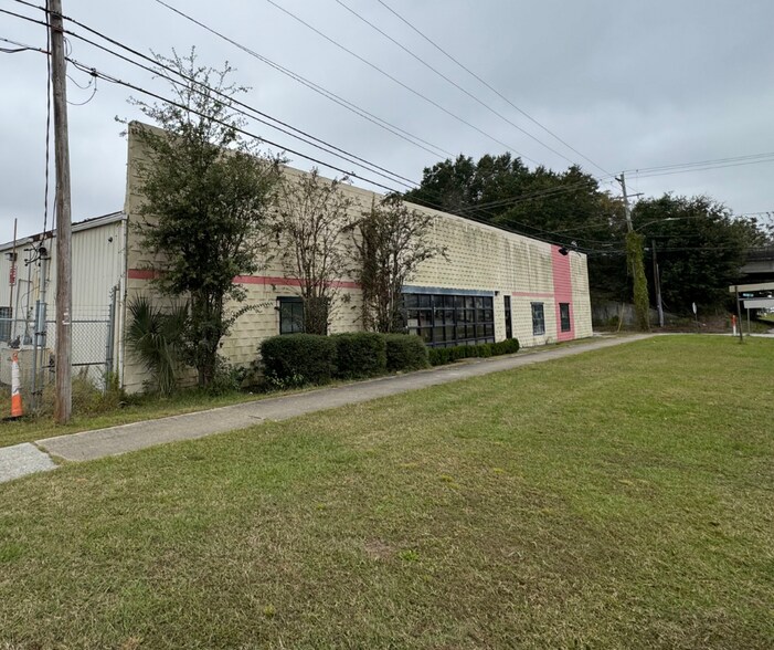 Primary Photo Of 4767 Rivers Ave, Charleston Warehouse For Lease