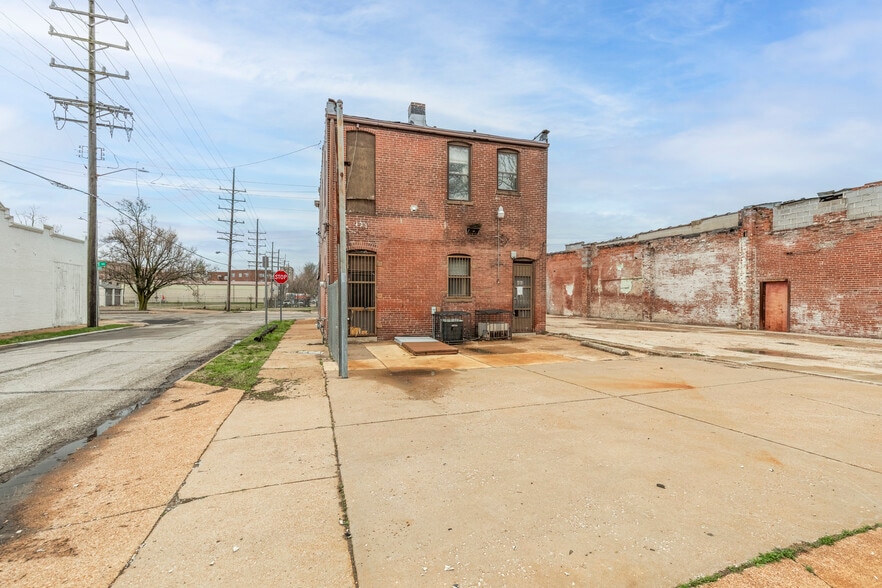 More Photos Of 6601 Olive Blvd, University City Flex For Sale