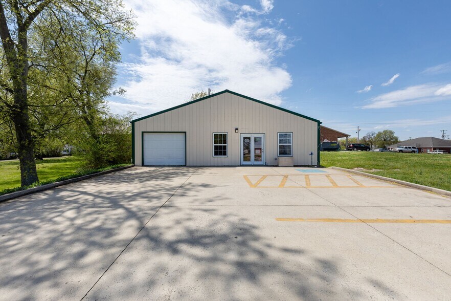 More Photos Of 807 Lipscomb St, Shelbyville Warehouse For Sale