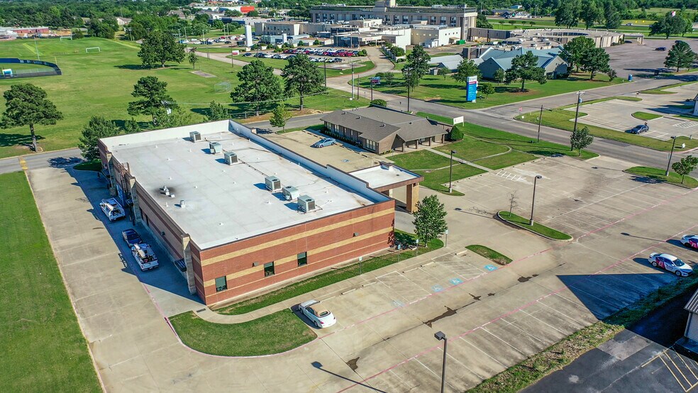 More Photos Of 635 Stone Ave, Paris Medical For Sale