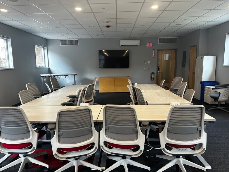 More Photos Of 553 Roosevelt Hwy, Colchester Office For Lease