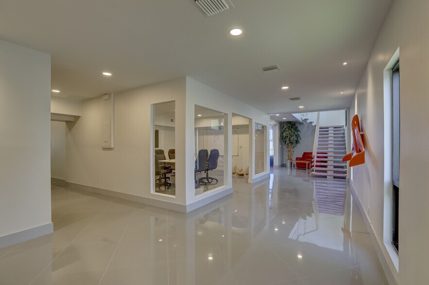 More Photos Of 2115-2145 SW 2nd Ave, Fort Lauderdale Showroom For Sale