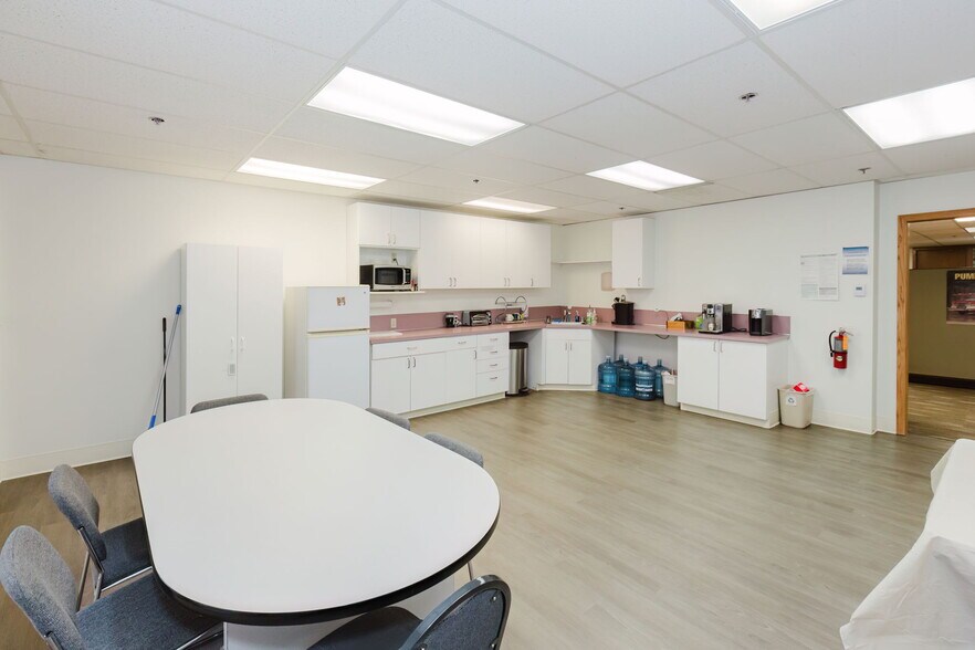 More Photos Of 1040 NE Hostmark St, Poulsbo Office For Sale